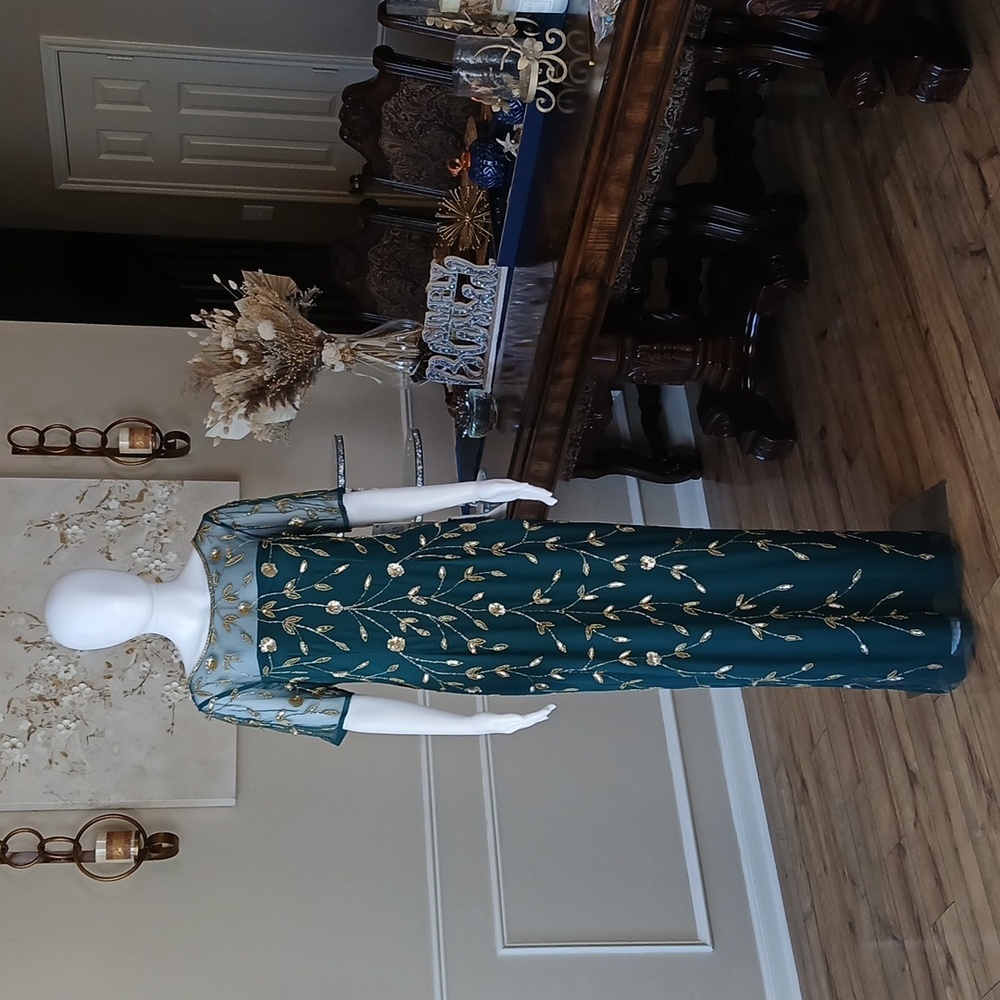 New Papell Studio Green Beaded Floor-Length Evening Formal Gown. Size 8 - Picture 7 of 17